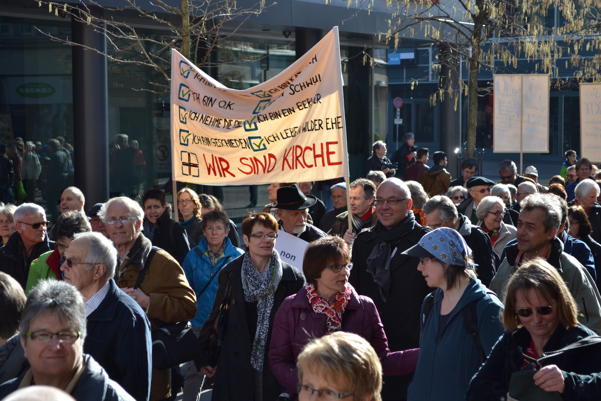 Demonstration "Es reicht" gegen den Churer Bischof Vitus Huonder im März 2014 in St. Gallen