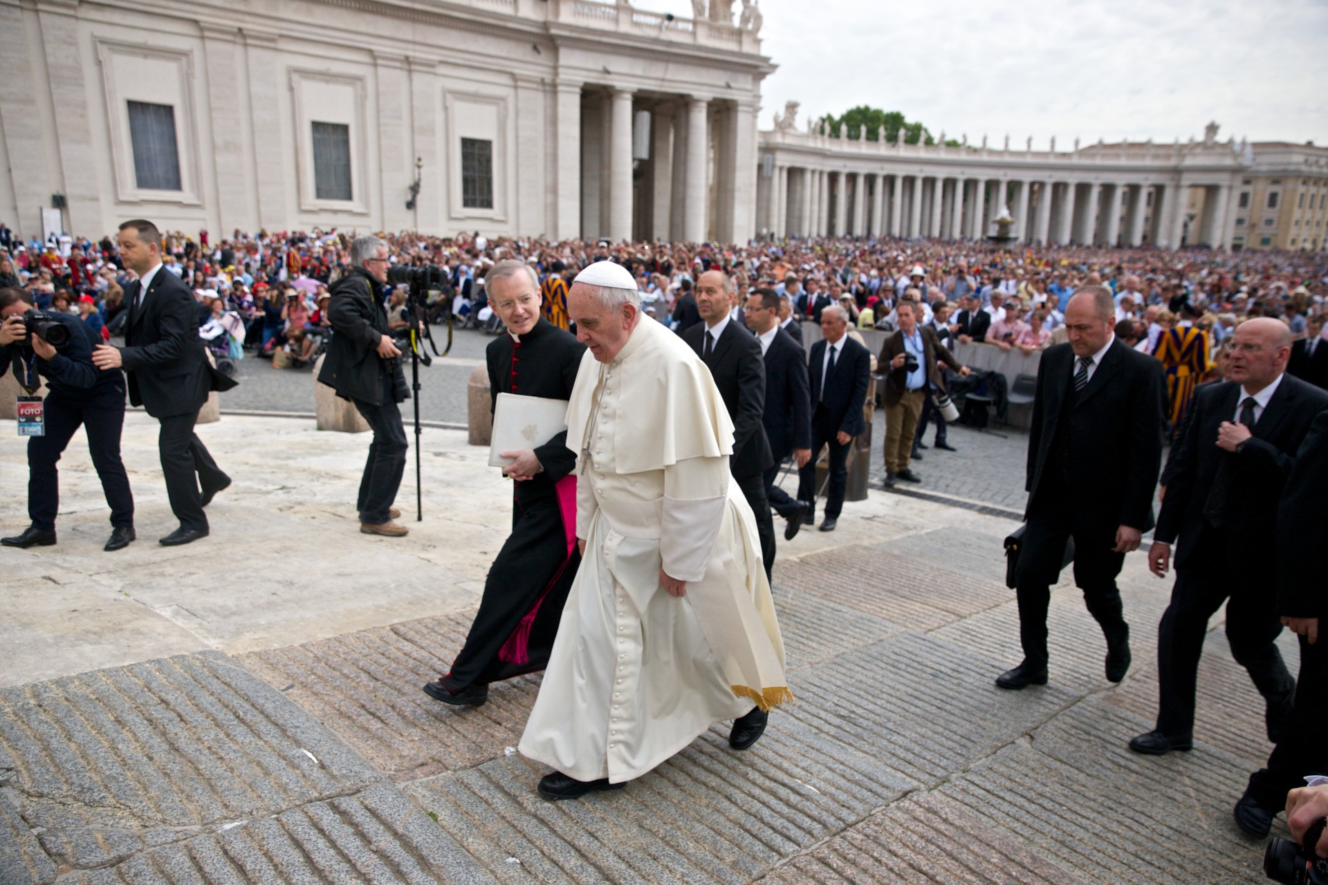 Papst Franziskus auf dem Weg zu einer Audienz