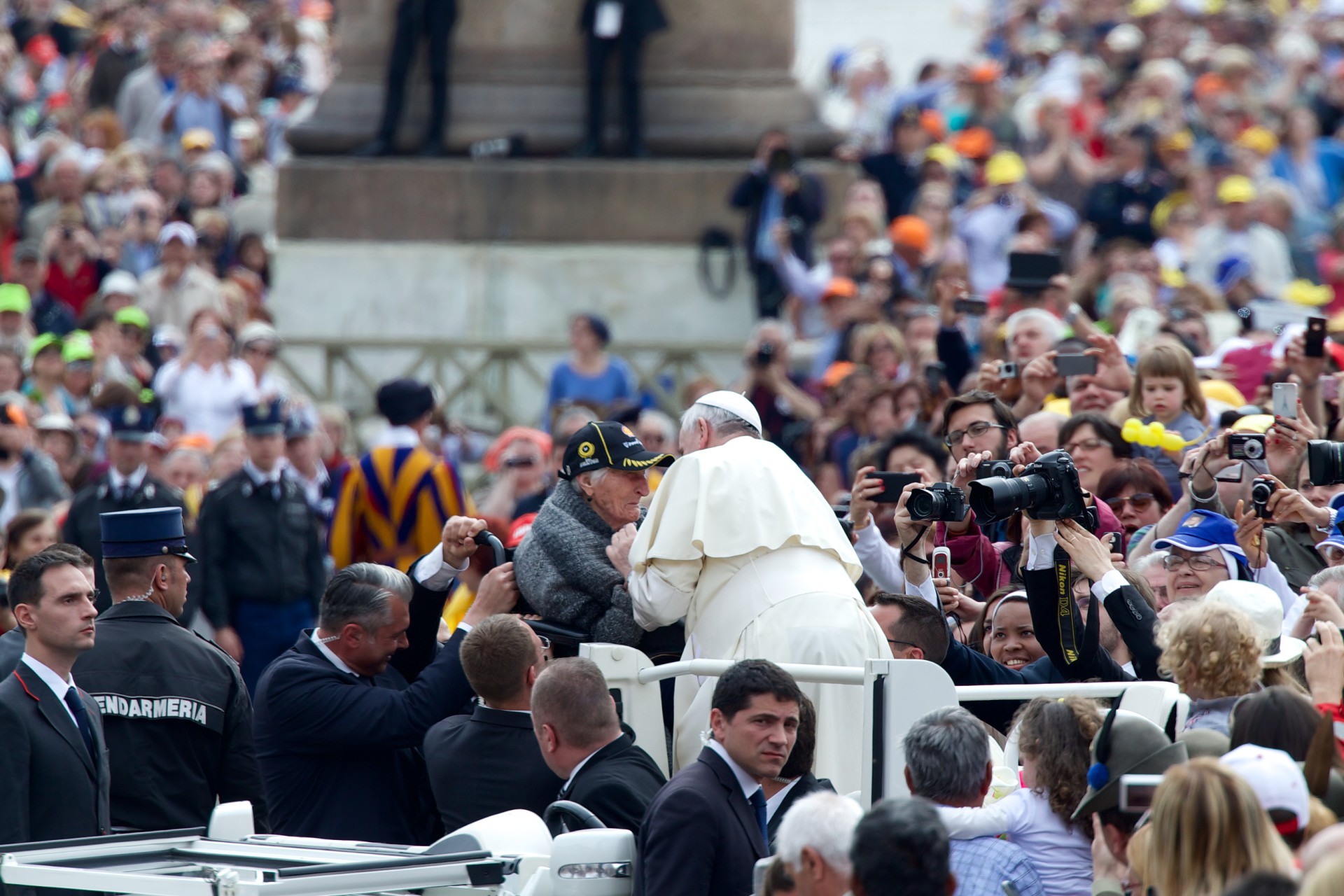 Papst Franziskus begegnet einer Frau im Rollstuhl
