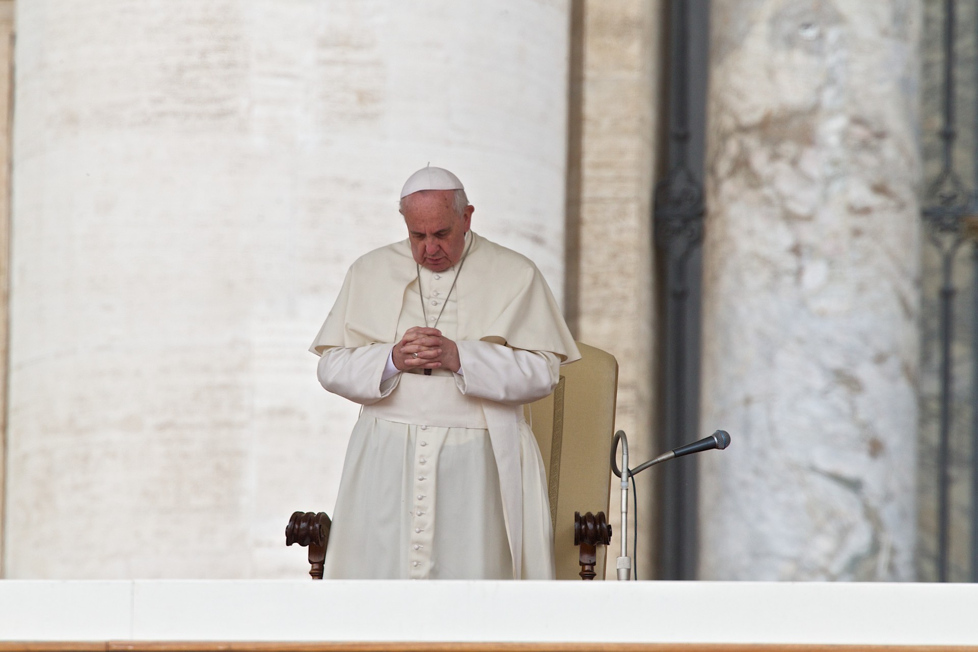 Papst Franziskus im Gebet.