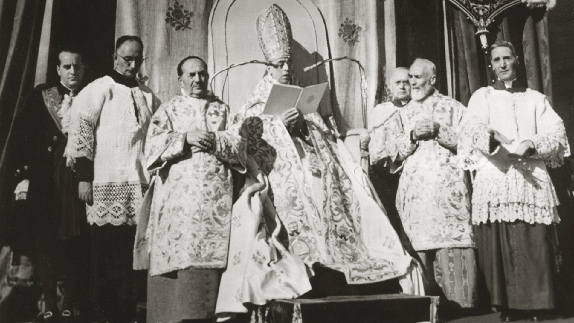 Im Foto festgehalten: Papst Pius XII. verkündet 1950 Kraft seiner Unfehlbarkeit ("ex cathedra") das Dogma der Leiblichen Aufnahme Mariens in den Himmel.