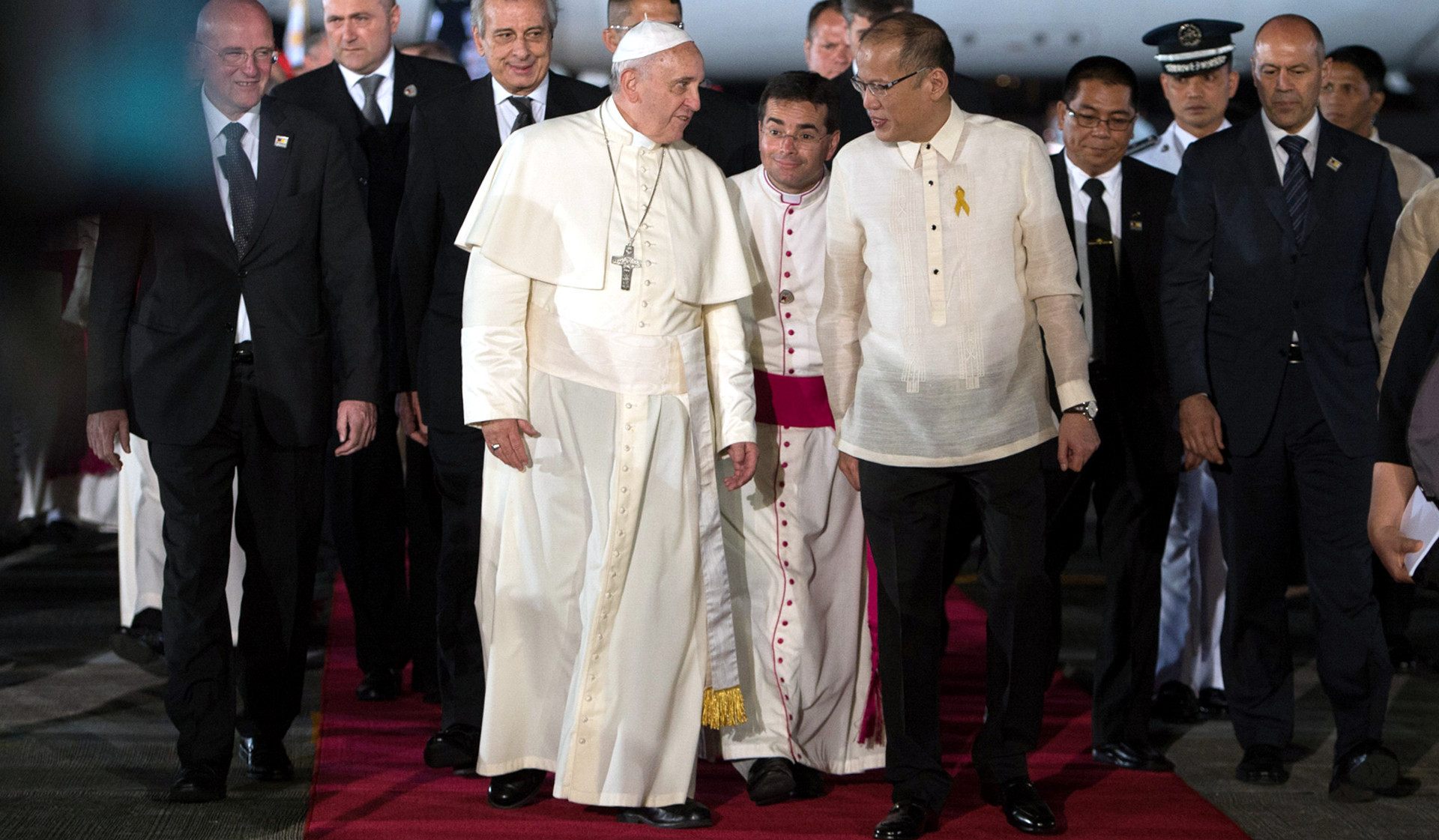 Papst Franziskus gemeinsam mit Benigno Aquino (r), dem Präsidenten der Philippinen, bei seiner Ankunft am Flughafen von Manila am 15. Januar