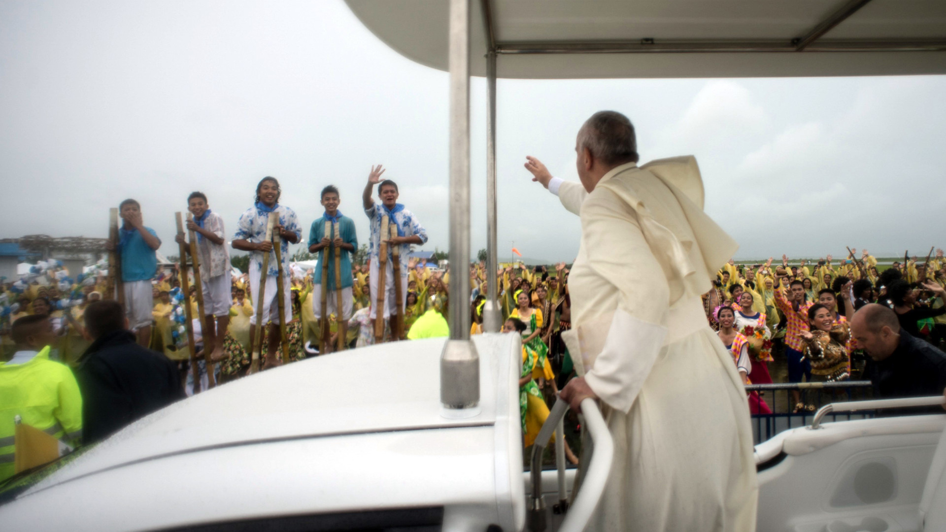 Papst Franziskus winkt Gläubigen in Tacloban (Philippinen) zu, 17. Januar 2015