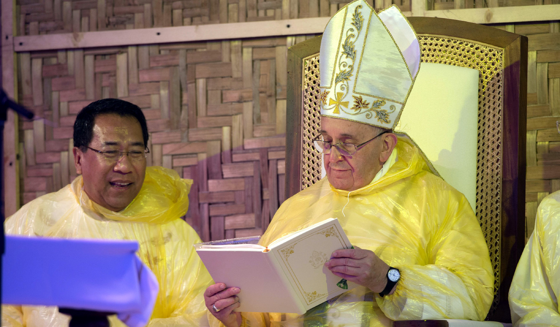 Papst Franziskus in einem gelben Regencape bei einem Freiluftgottesdienst in Tacloban am 17. Januar
