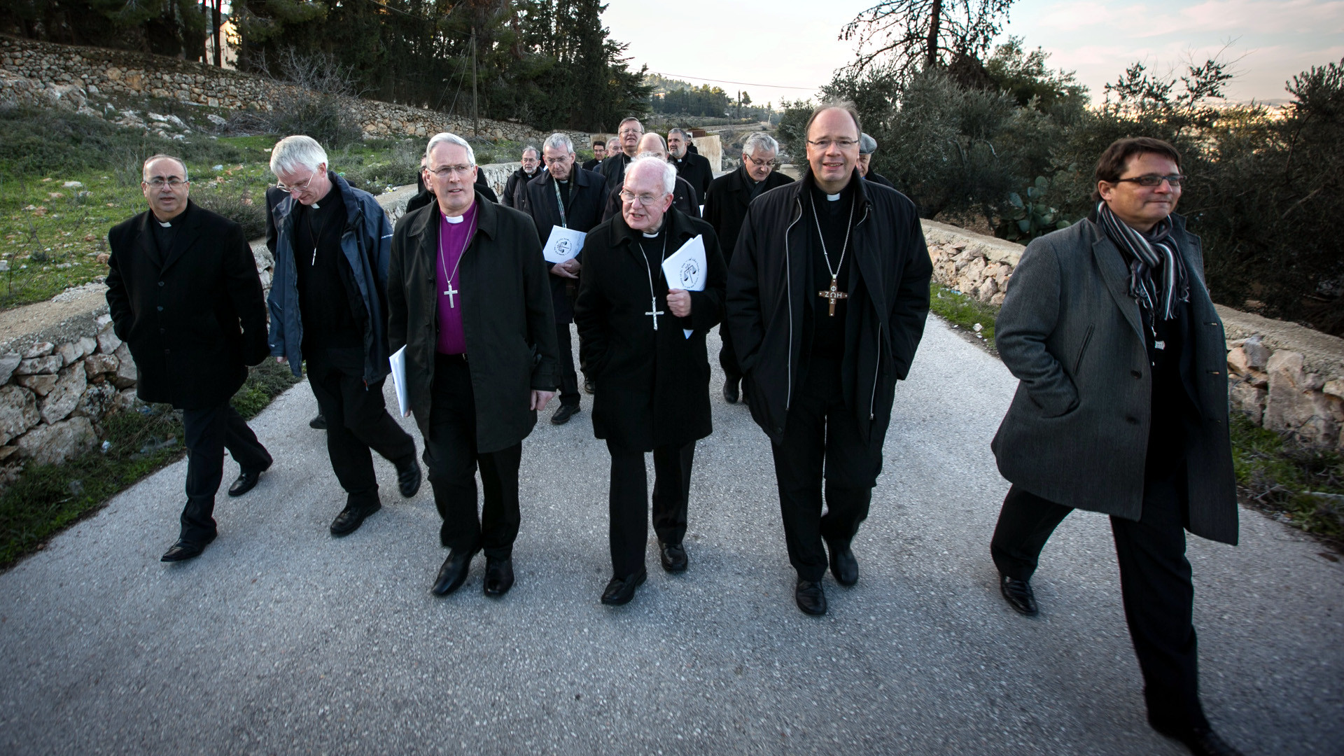 Bischofsgruppe mit Felix Gmür (rechts) beim Besuch im Cremisan-Tal im Gaza bei Beit Dschallah, das vom israelischen Mauerbau bedroht ist