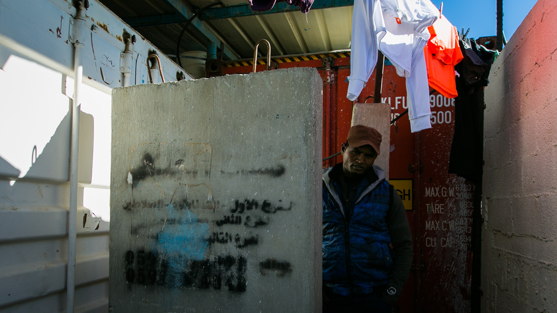 Der Flüchtling Abde aus Eritrea lebt im "Niemandsland" zwischen Gaza und Israel, hinter einem Metallcontainer am Checkpoint 55