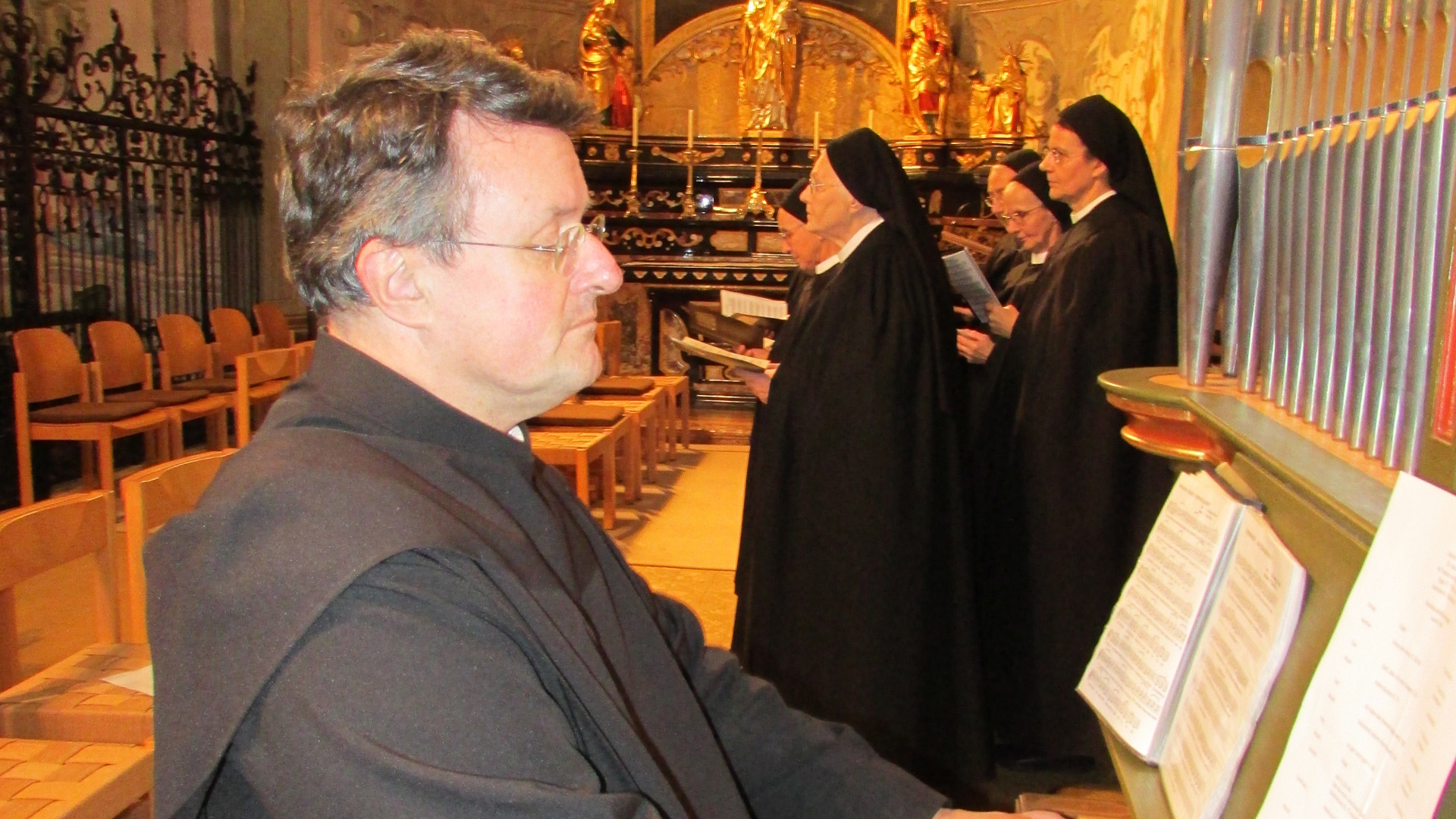P. Theo Flury begleitet 2015 die Schwestern vom Kloster Fahr an der Chororgel