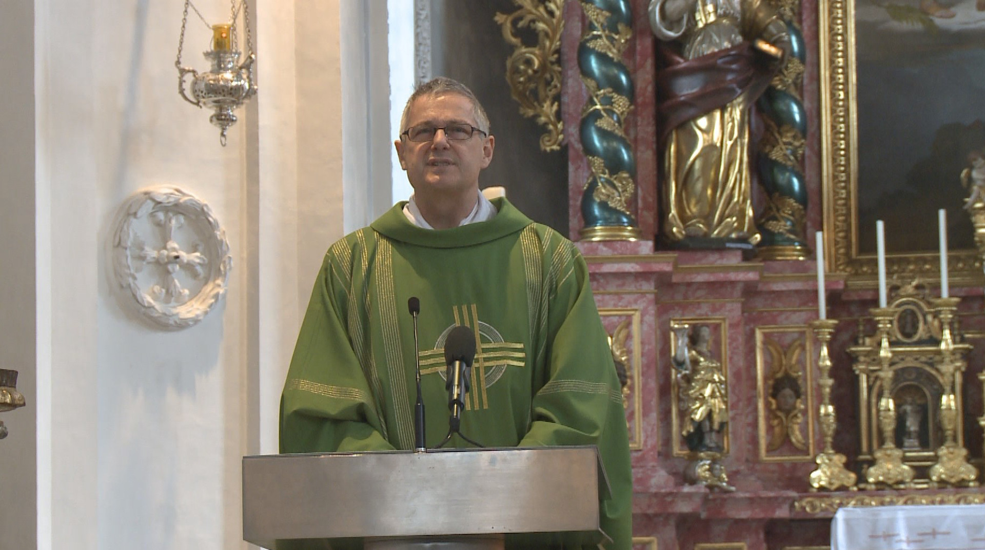 Wendelin Bucheli, Pfarrer von Bürglen UR, gibt am 15. Februar 2015 in der Pfarrkirche eine Erklärung zur Lesben-Segnung ab.