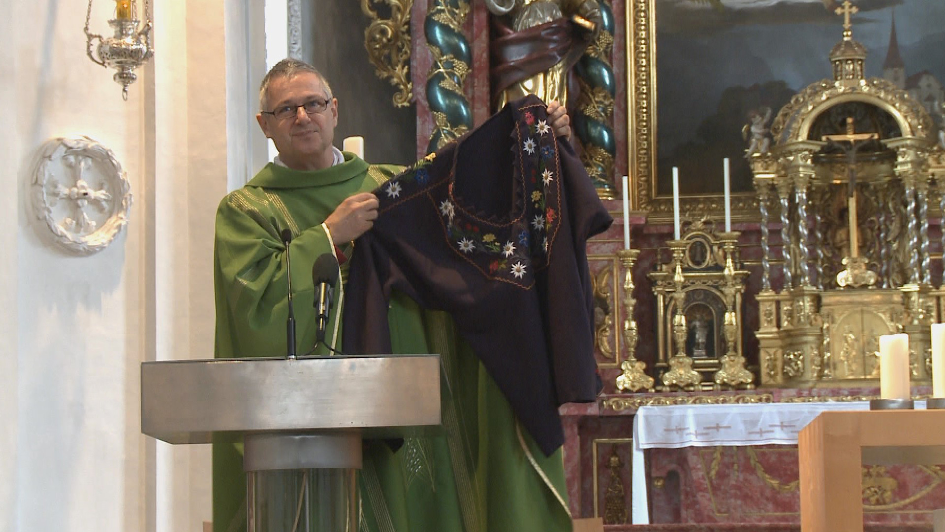 Wendelin Bucheli, Pfarrer von Bürglen UR, mit dem Hirtenhemd, einem Geschenk seiner Pfarrei