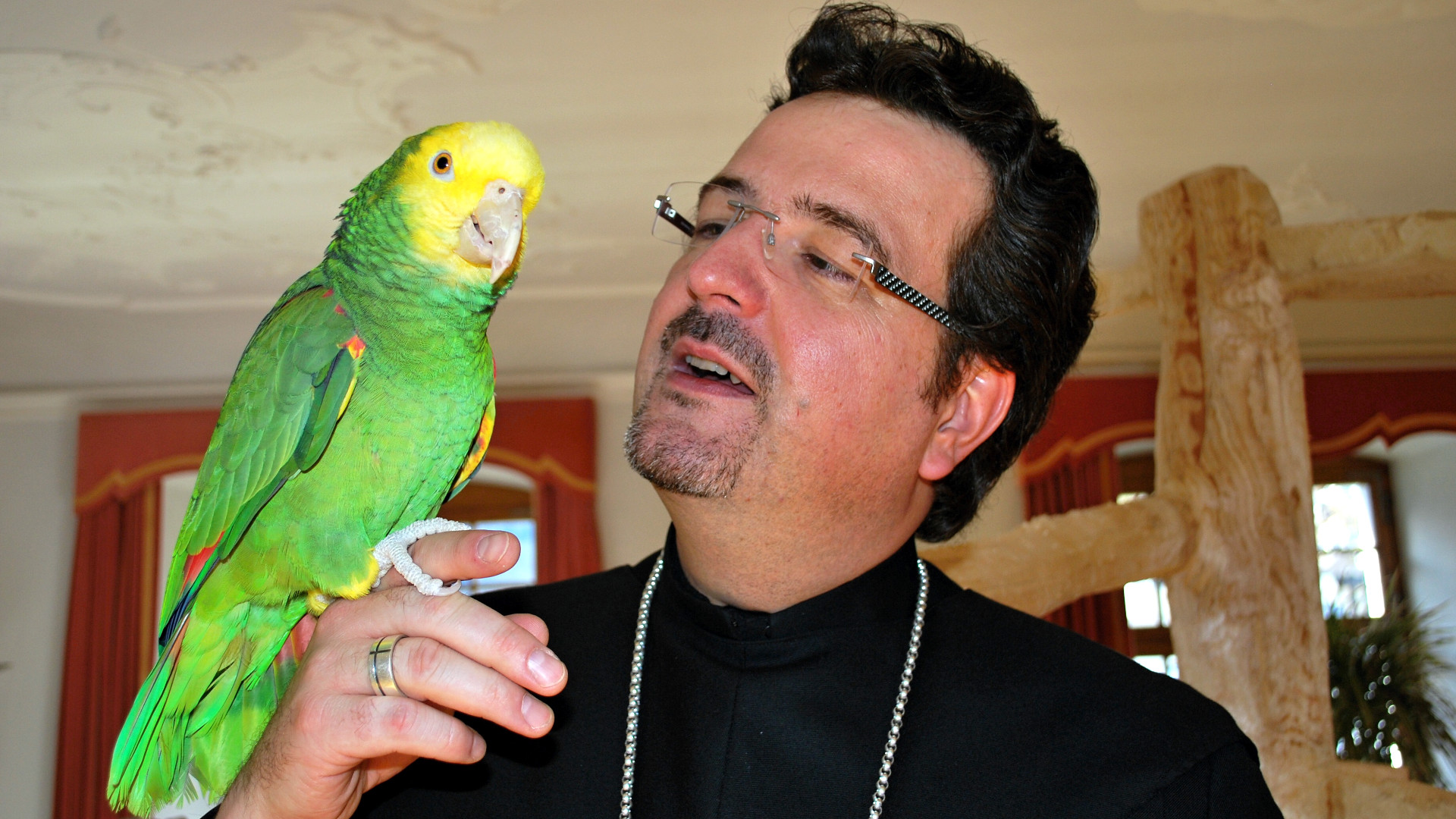 Abt Christian Meyer mit Papagei Rello