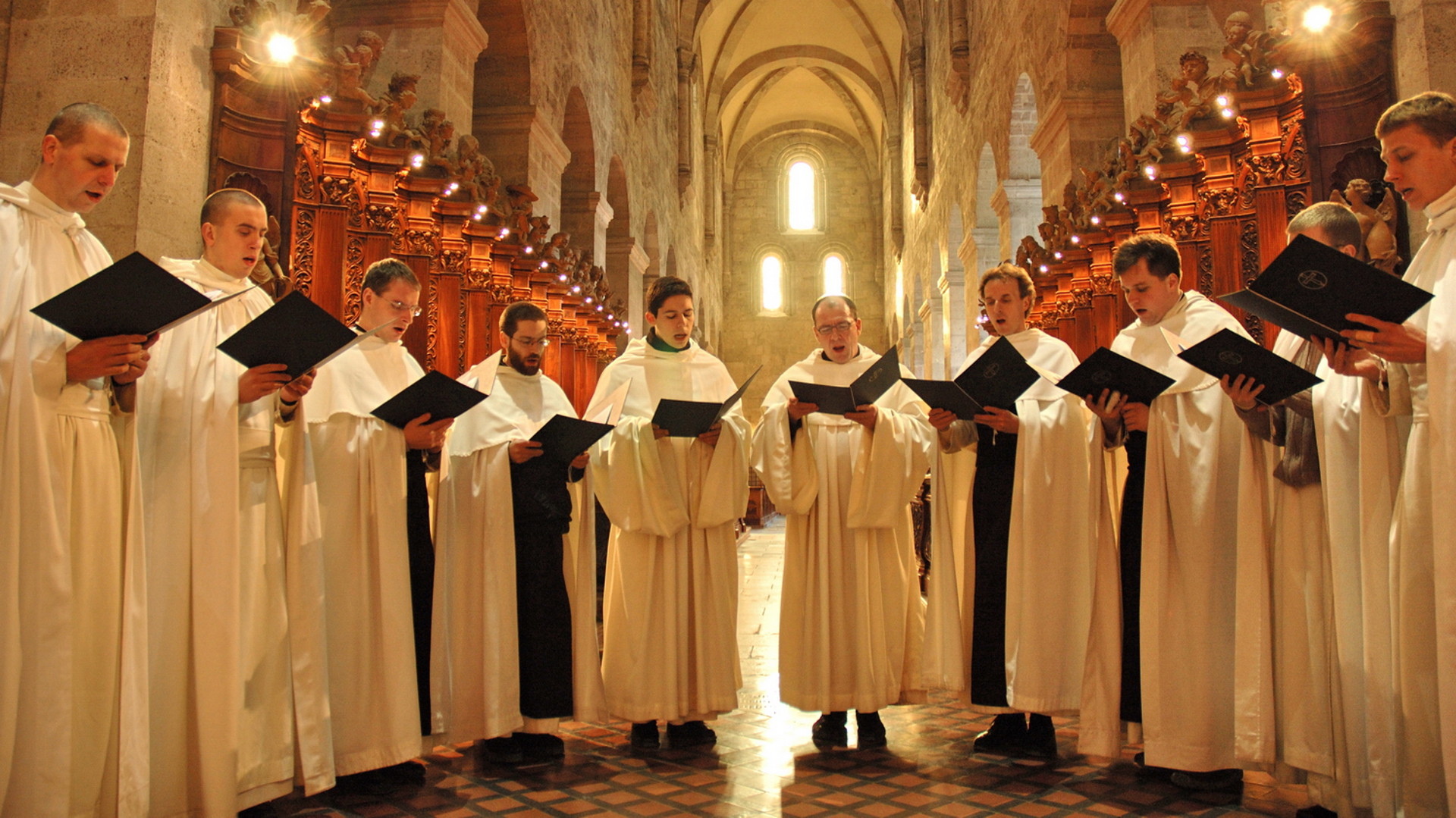 Die "Singenden Mönche", Choralschola der Zisterzinserabtei Heiligenkreuz in Österreich.
