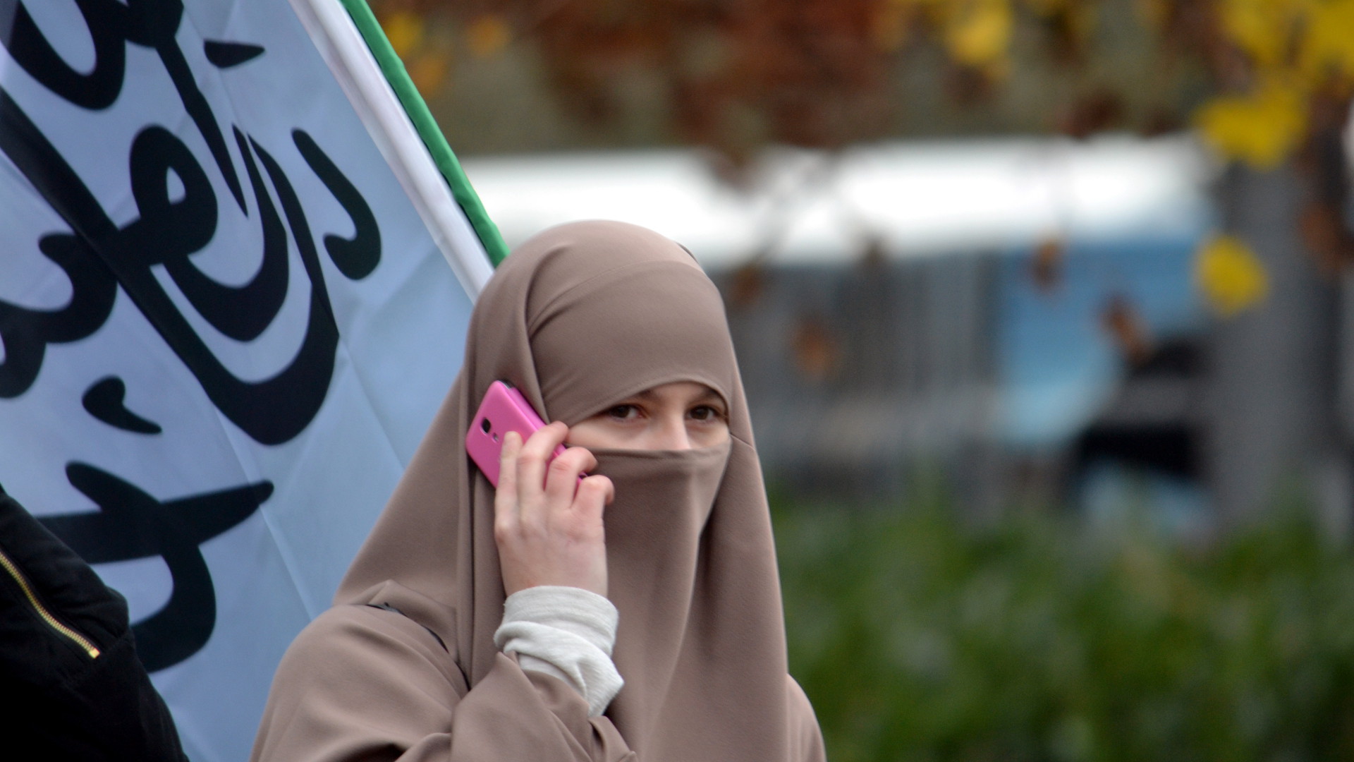 Verhüllte Frau an einer Kundgebung des Islamischen Zentralrates in Freiburg