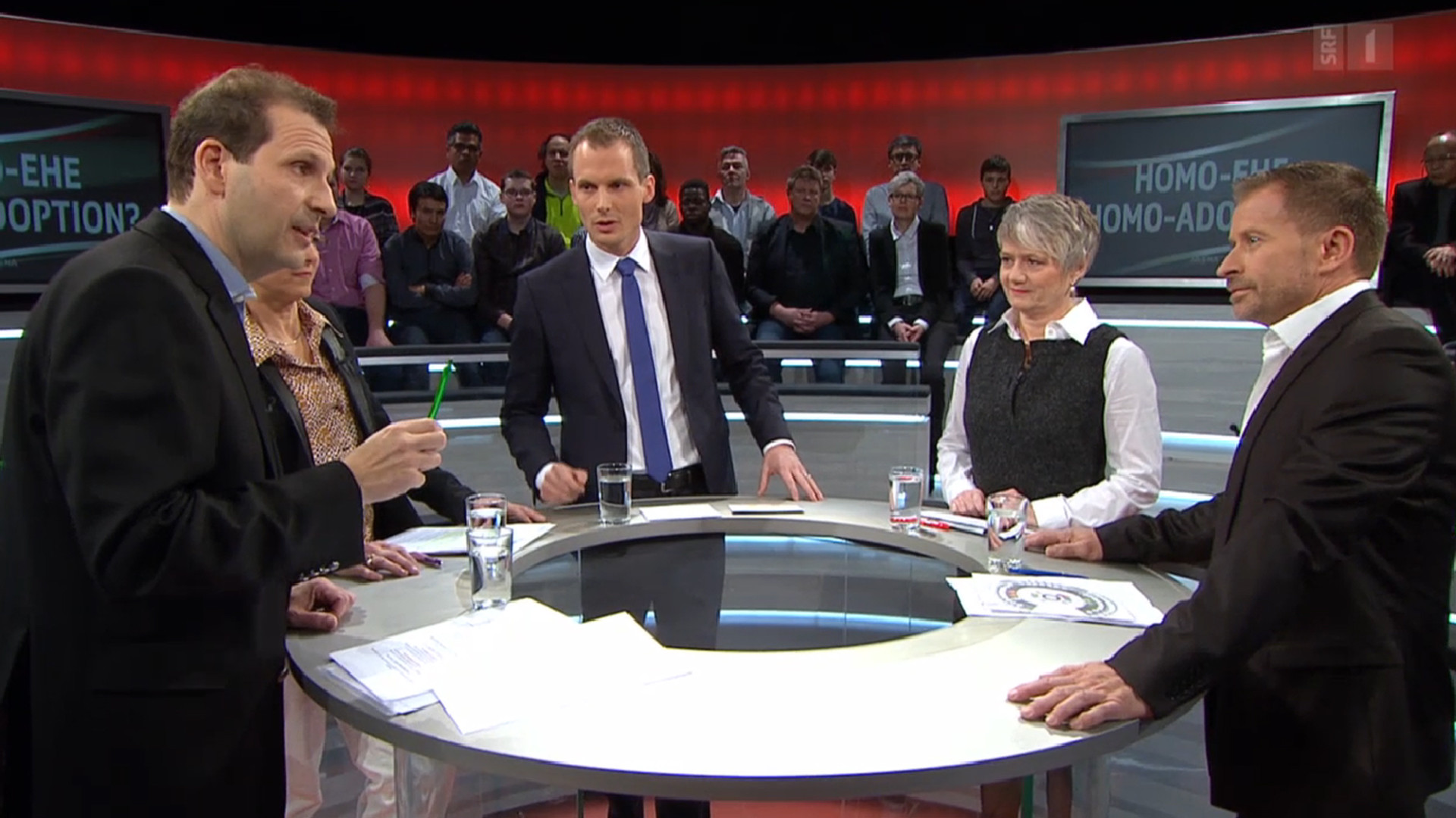 Arena: v.l. Giuseppe Gracia, Verena Herzog, Jonas Projer, Jacqueline Fehr, Sänger Leonard