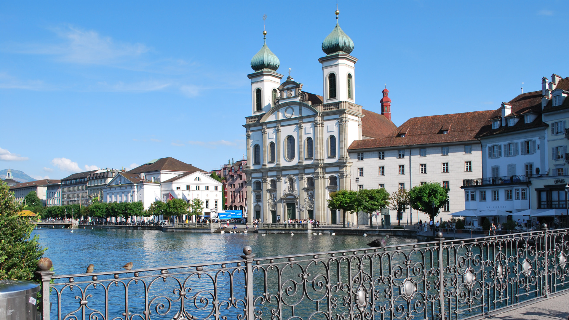 Links neben der Jesuitenkirche in Luzern steht das Theater. Es soll einem Neubau weichen, der nahe an die Kirche heranreichen könnte.