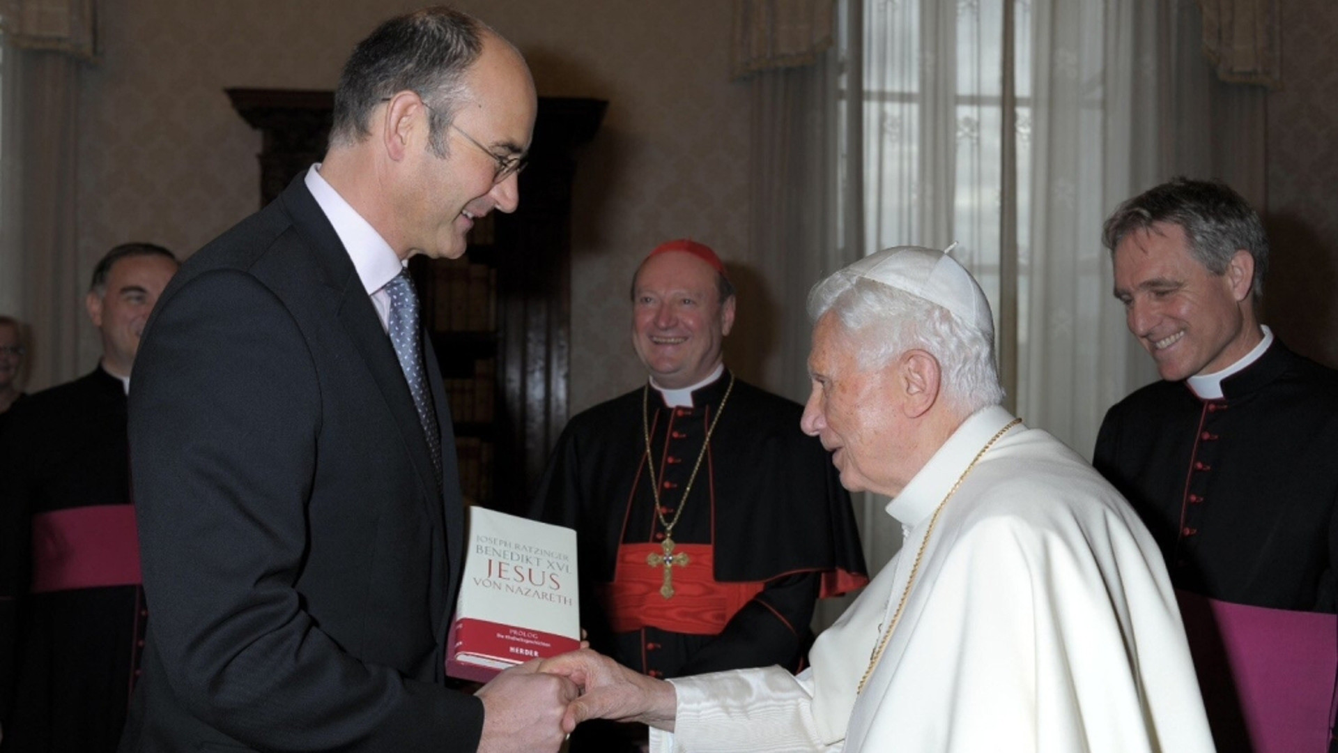 Benedikt XVI. erhält von Verleger Manuel Herder (links) den dritten Band seiner Jesus-Trilogie