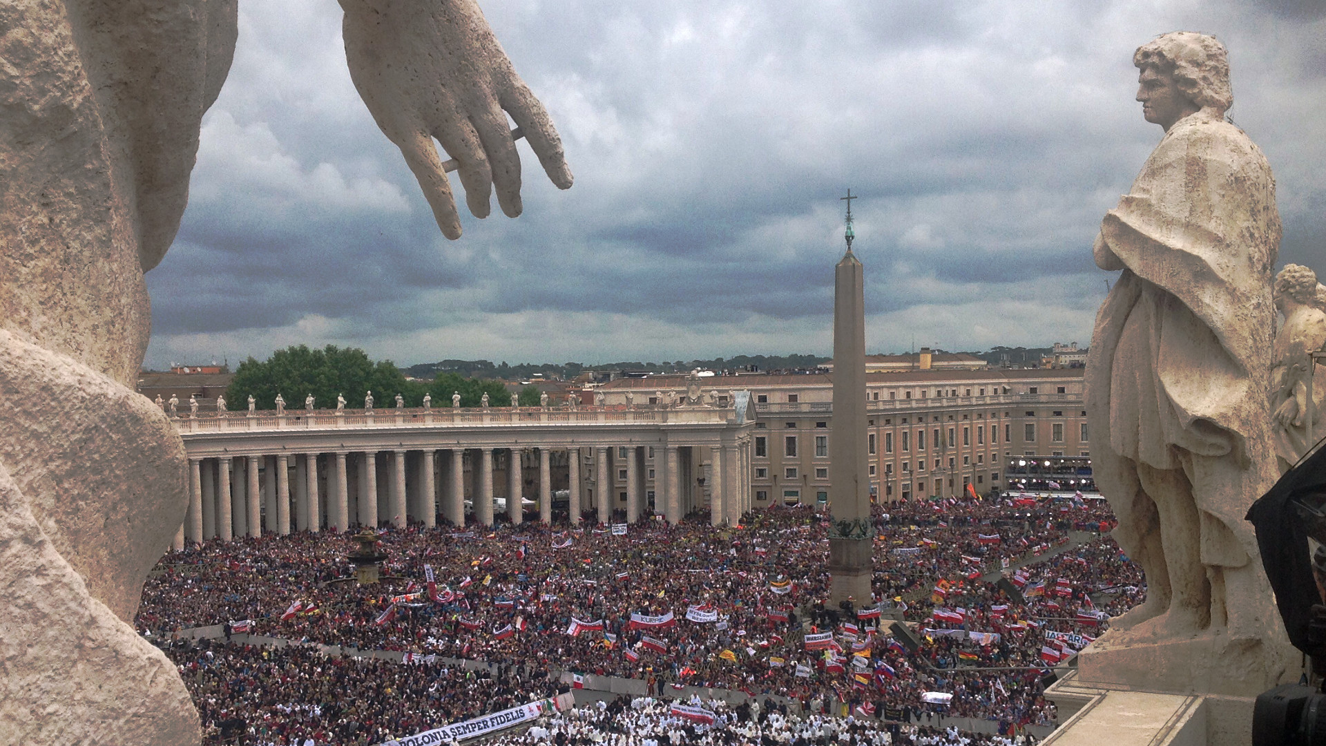 Menschenmenge auf dem Petersplatz.