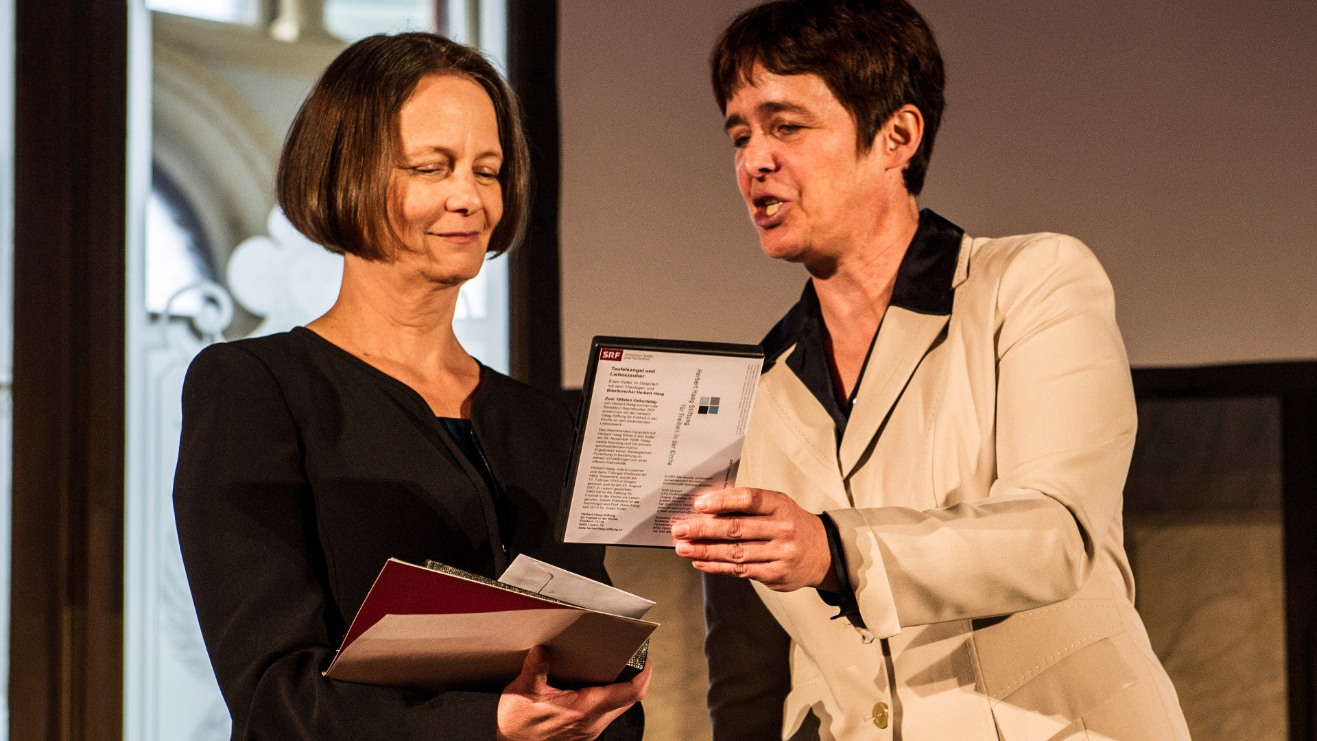 Herbert-Haag-Preis 2015: Sabine Demel (rechts) überreicht Regina Amricht Quinn den Preis.
