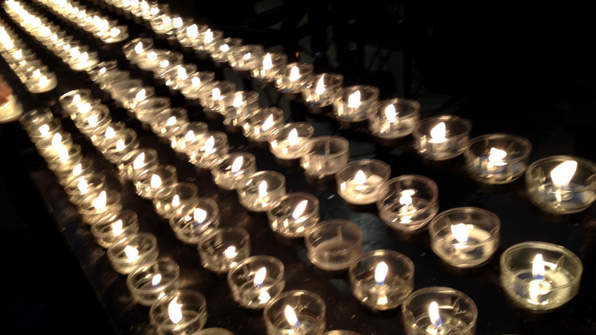 Kerzenlichter in einer Kirche