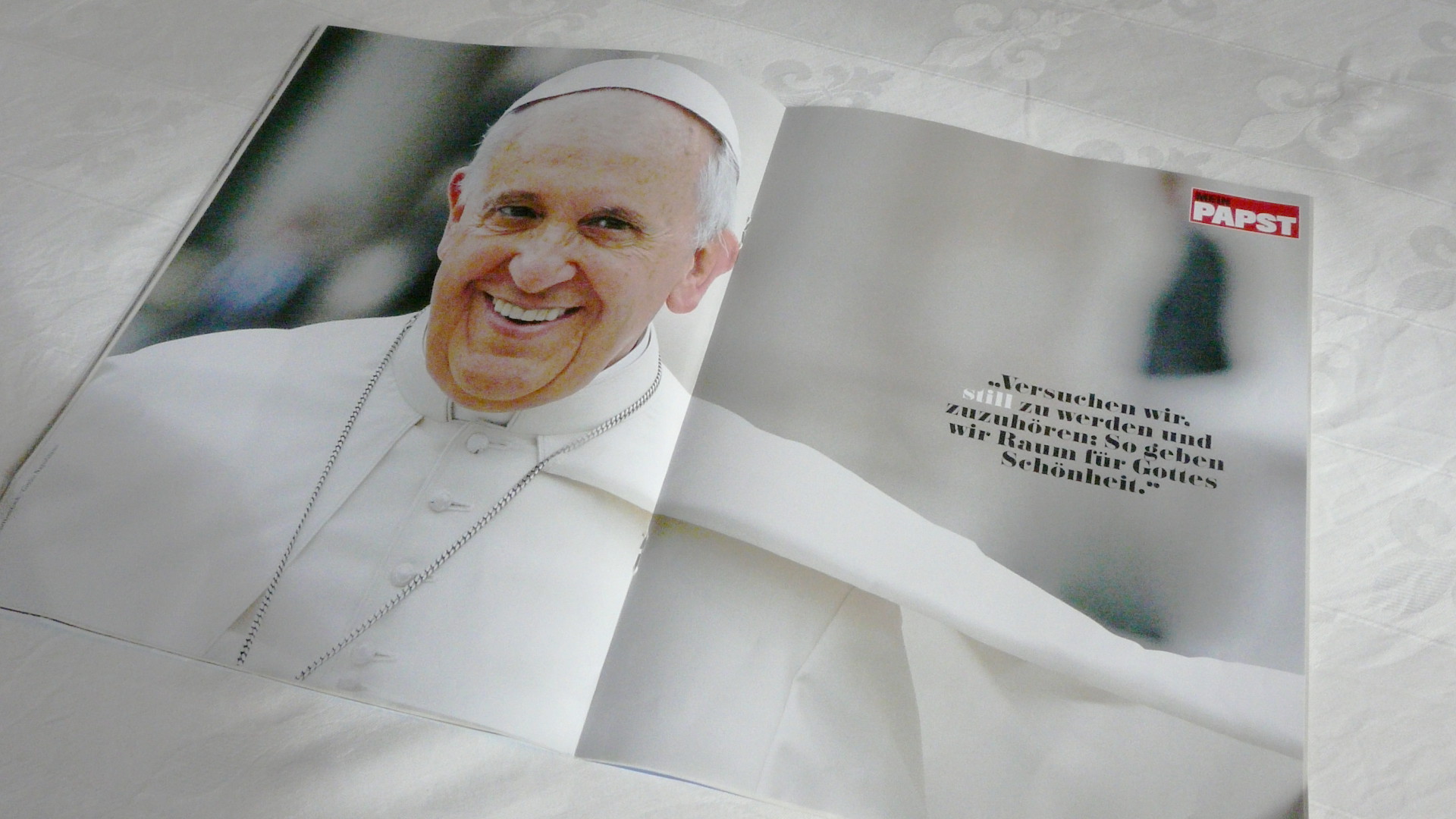 Poster von Papst Franziskus in der ersten Ausgabe der Zeitschrift "Mein Papst"