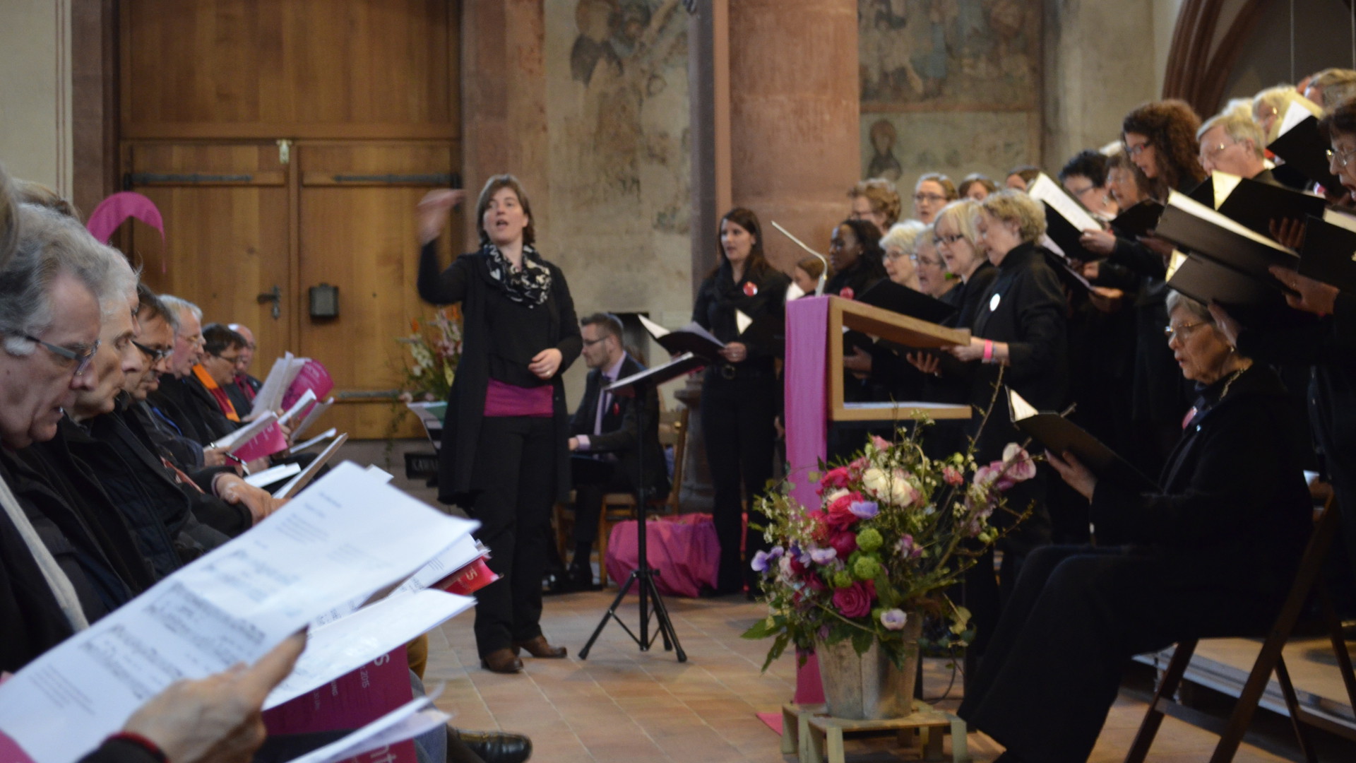 Cantars-Leiterin Sandra Rupp dirigiert Chor und Publikum am Festakt von Cantars 2015.