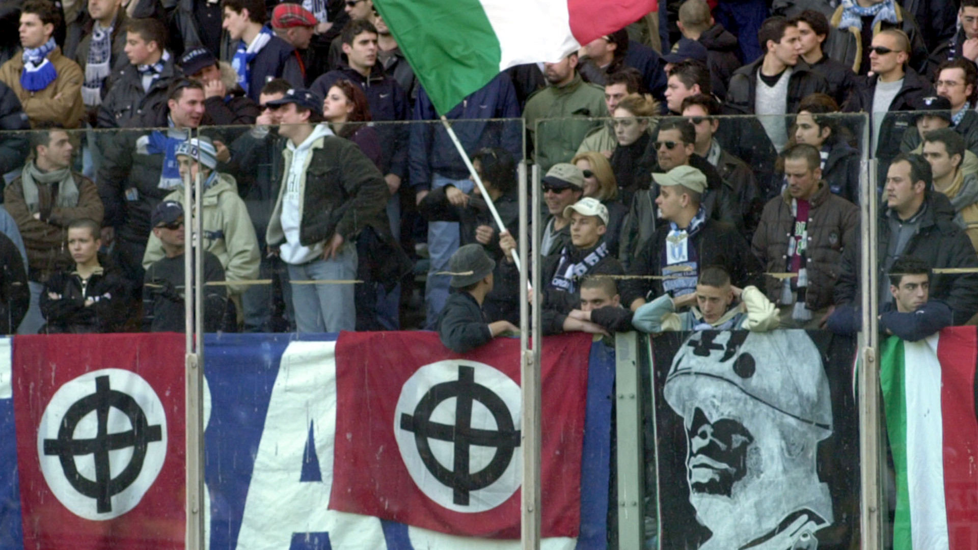 Neofaschisten an einem Fussballspiel in Italien