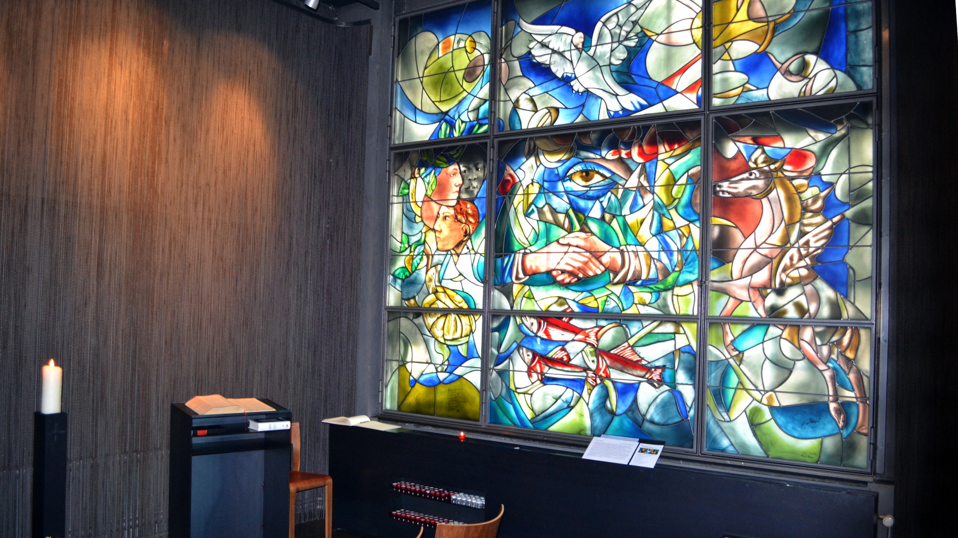 Glasfenster von Hans Erni in der Sihlcity Kirche, Zürich | © 2015 Georges Scherrer