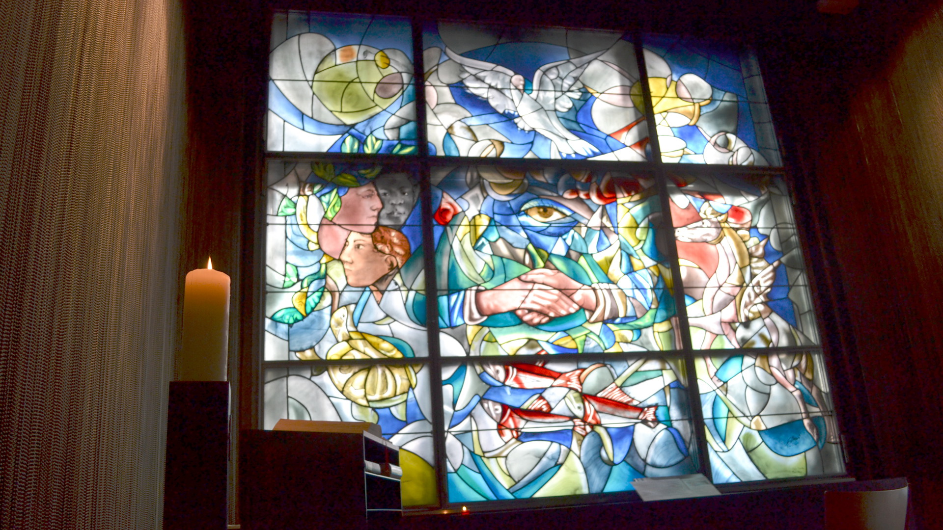 Glasfenster von Hans Erni in der Sihlcity Kirche, Zürich