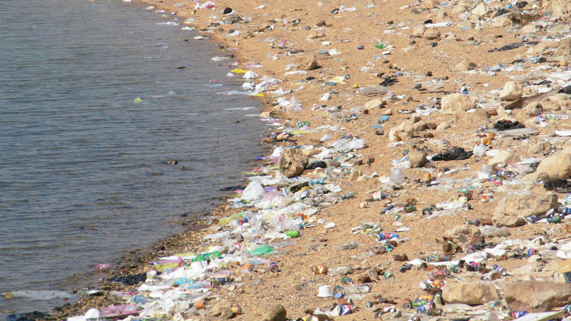 Massiv verschmutzte Meeresküste mit Wohlstandsabfällen