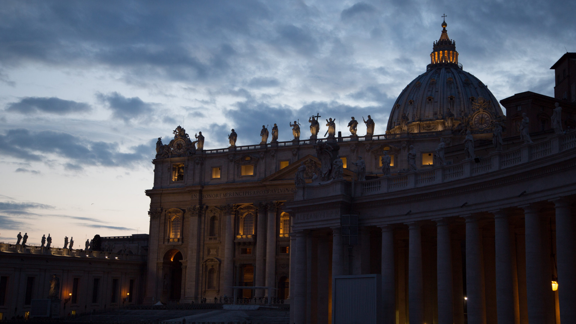 Der Petersdom im Vatikan im Abendlicht