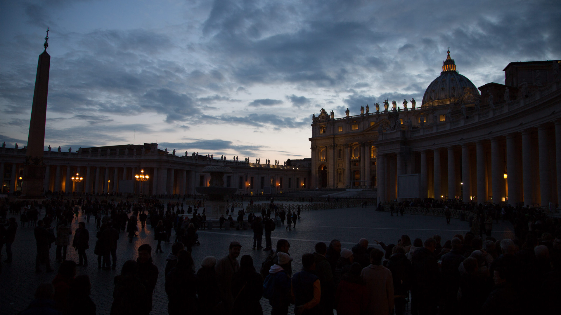 Petersplatz und Petersdom im Abendlicht