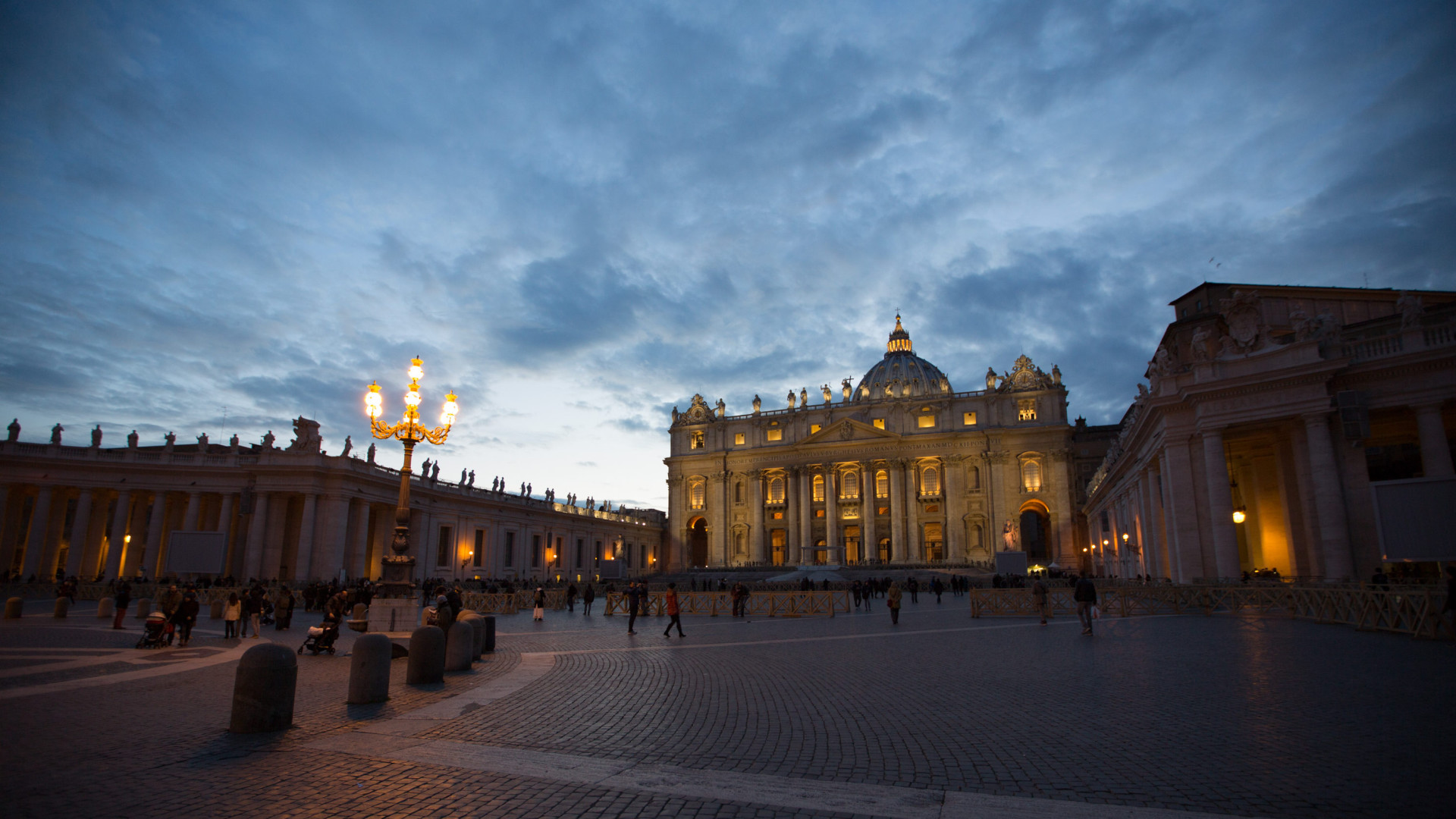 Petersplatz und Petersdom im Abendlicht