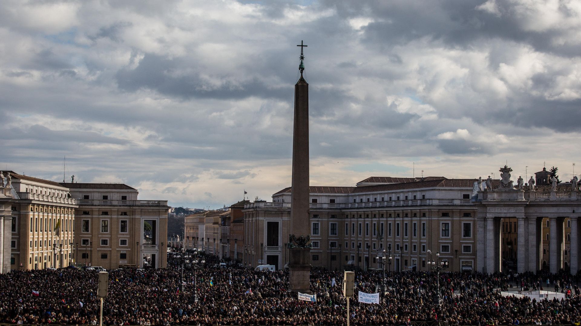Gläubige versammeln sich zur Generalaudienz auf dem Petersplatz