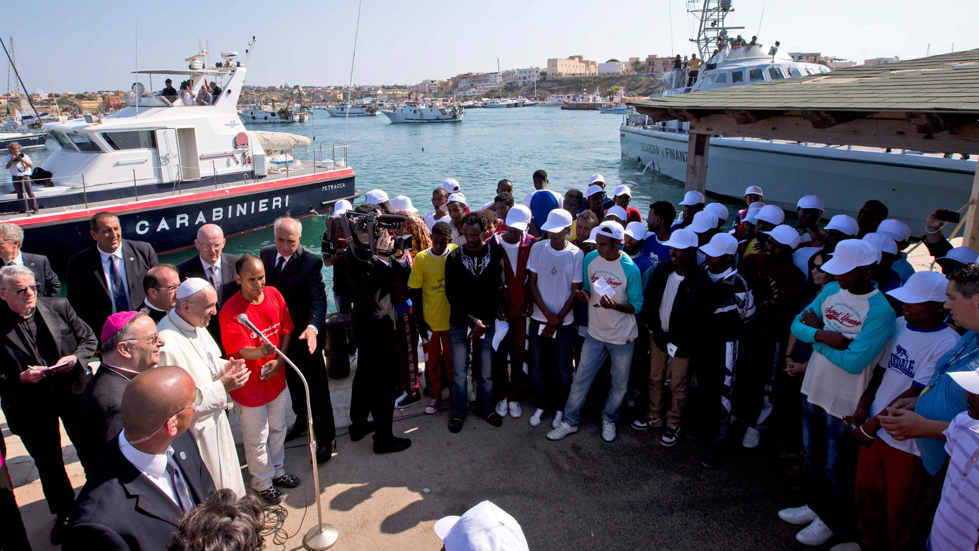 Papst Franziskus spricht im Juli 2013 mit Flüchtlingen, die  mit dem Boot auf Lampedusa gestrandet sind.