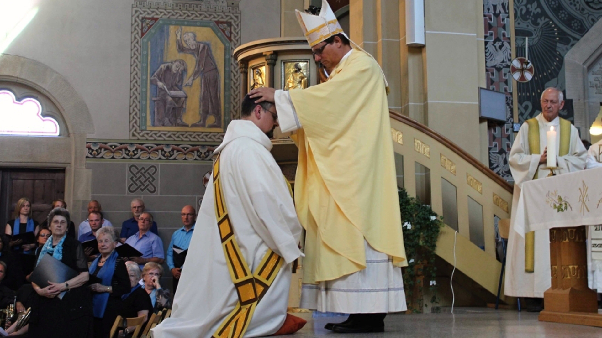 Der Basler Bischof Felix Gmür weiht Joaquín Cabezas zum Priester