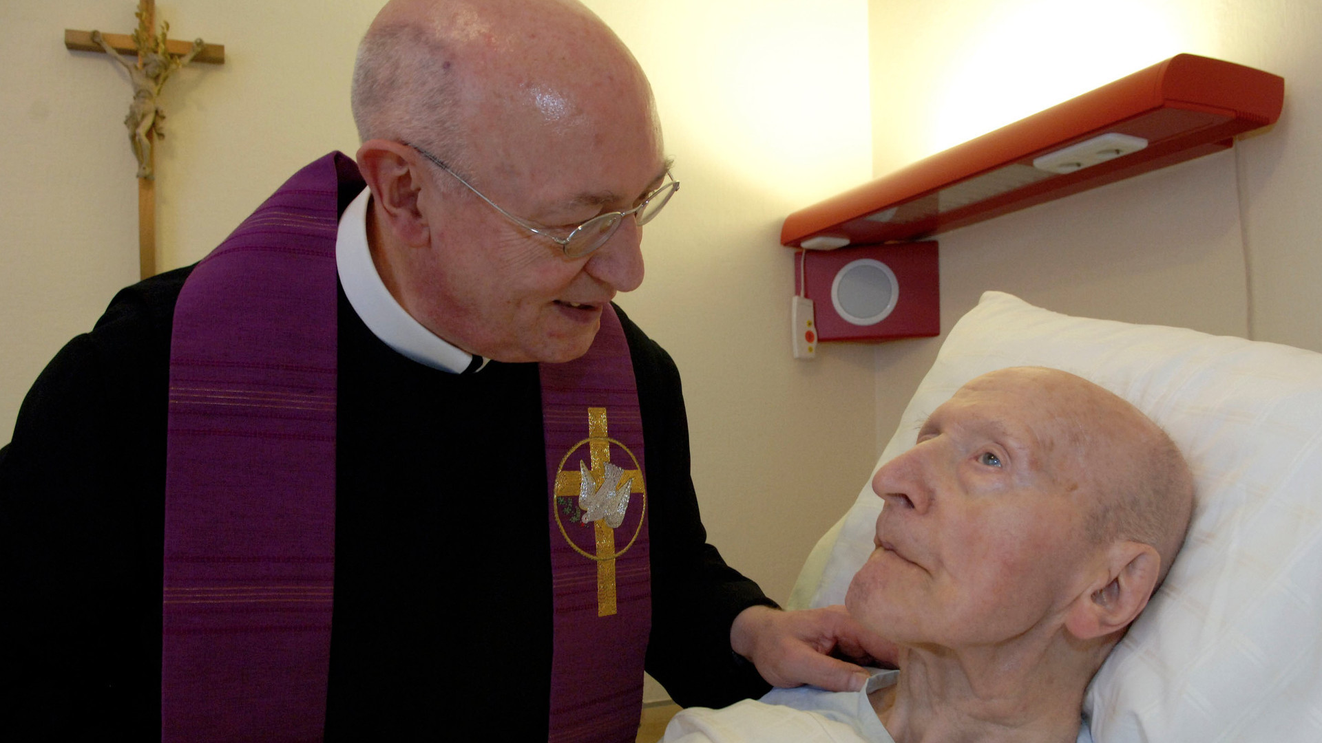 Ein Spitalseelsorger beim Gespräch mit einem Patienten