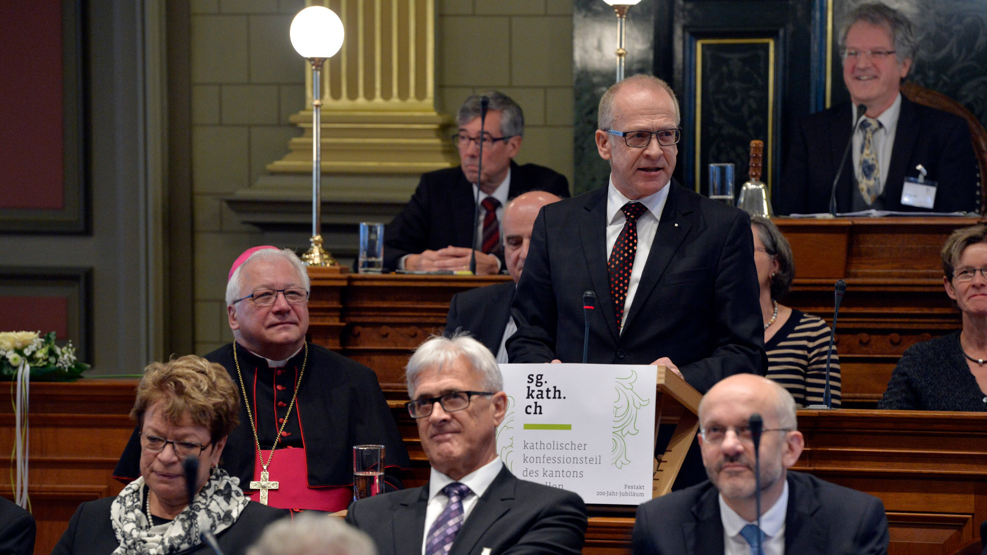 Regierungsrat Martin Gehrer am Rednerpult während seiner Rede vor dem Katholischen Kollegium anlässlich des 200-Jahr-Jubiläums des Katholischen Konfessionsteils des Kantons St. Gallen.