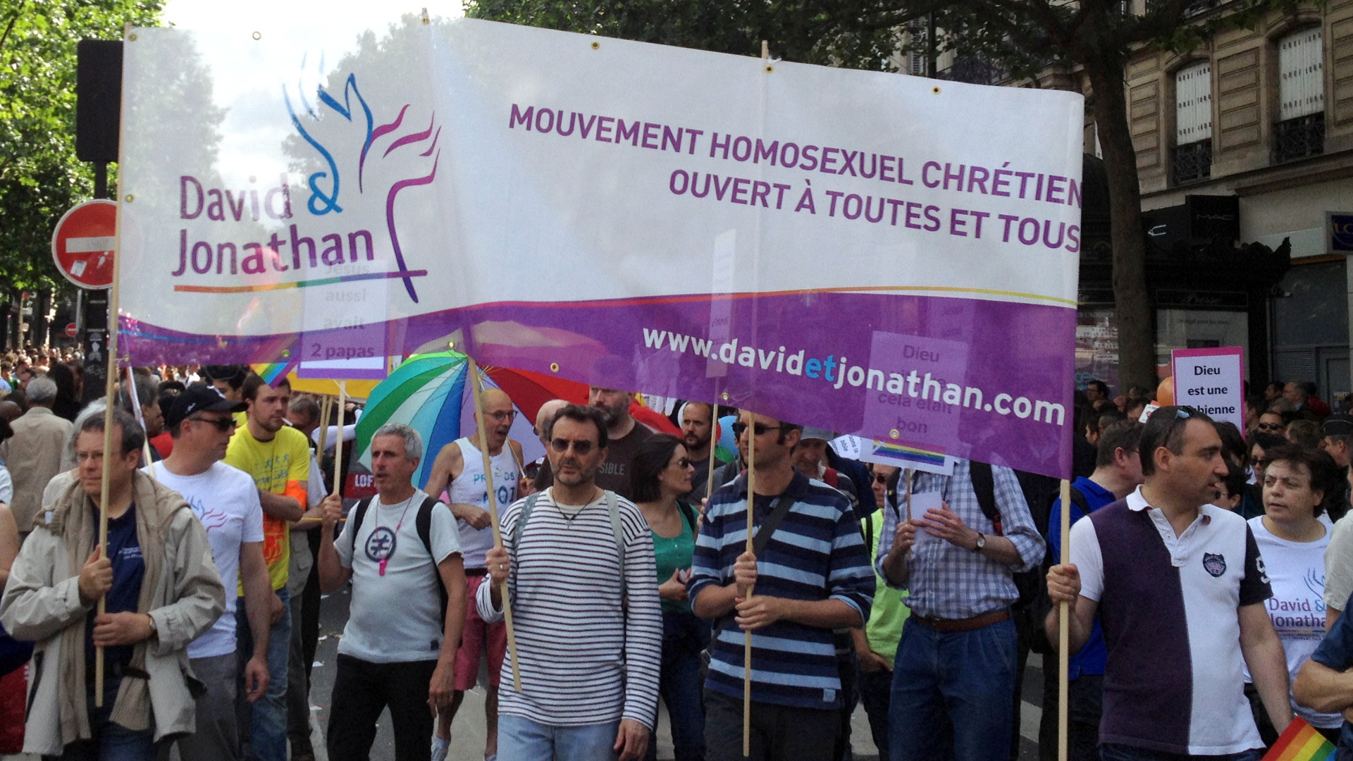 Christliches Bekenntnis zum Schwulsein - Gayparade in Paris
