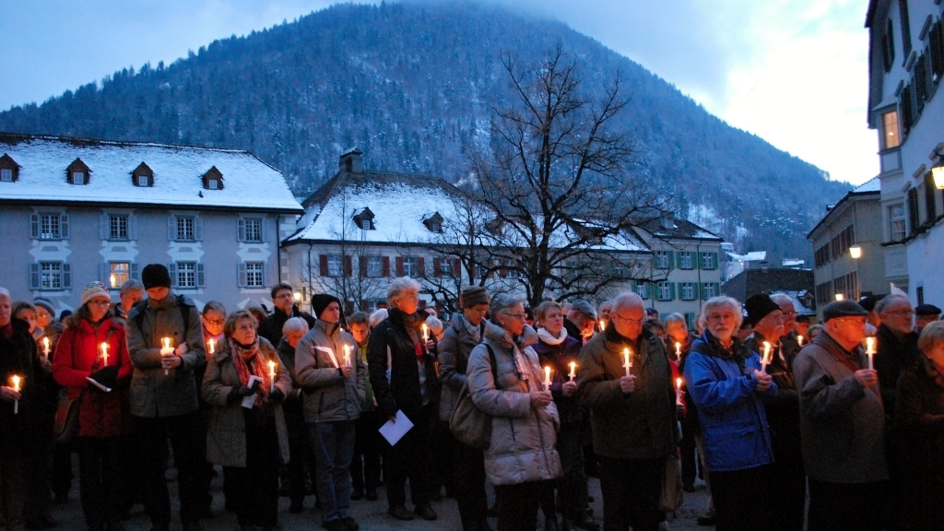 13. Januar 2013: Teilnehmer der Solidaritäts-Wallfahrt zugunsten der Pfarrei-Initiative Schweiz vor dem Churer Bischofspalast