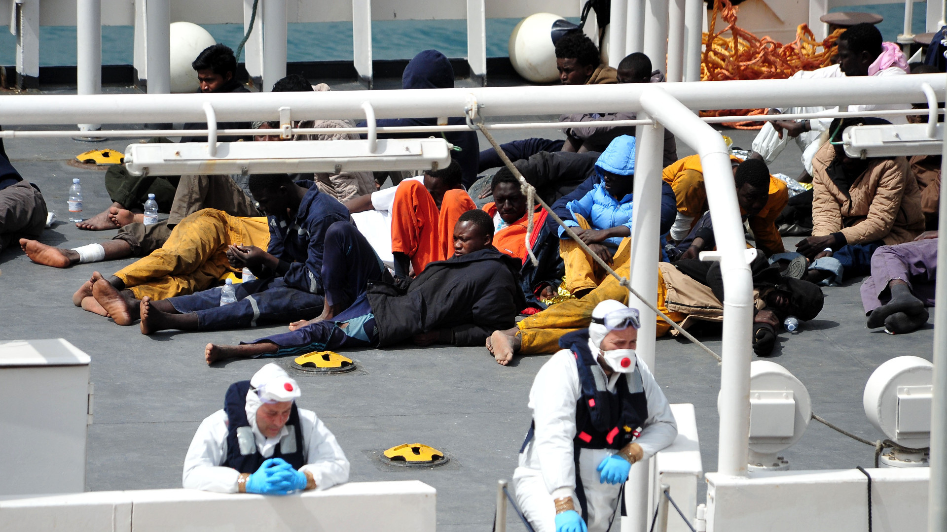 Gerettete Flüchtlinge auf einem Schiff der italienischen Küstenwache | Gerettete Flüchtlinge auf einem Schiff der italienischen Küstenwache | © 2015 KEYSTONE Lino Azzopardi
