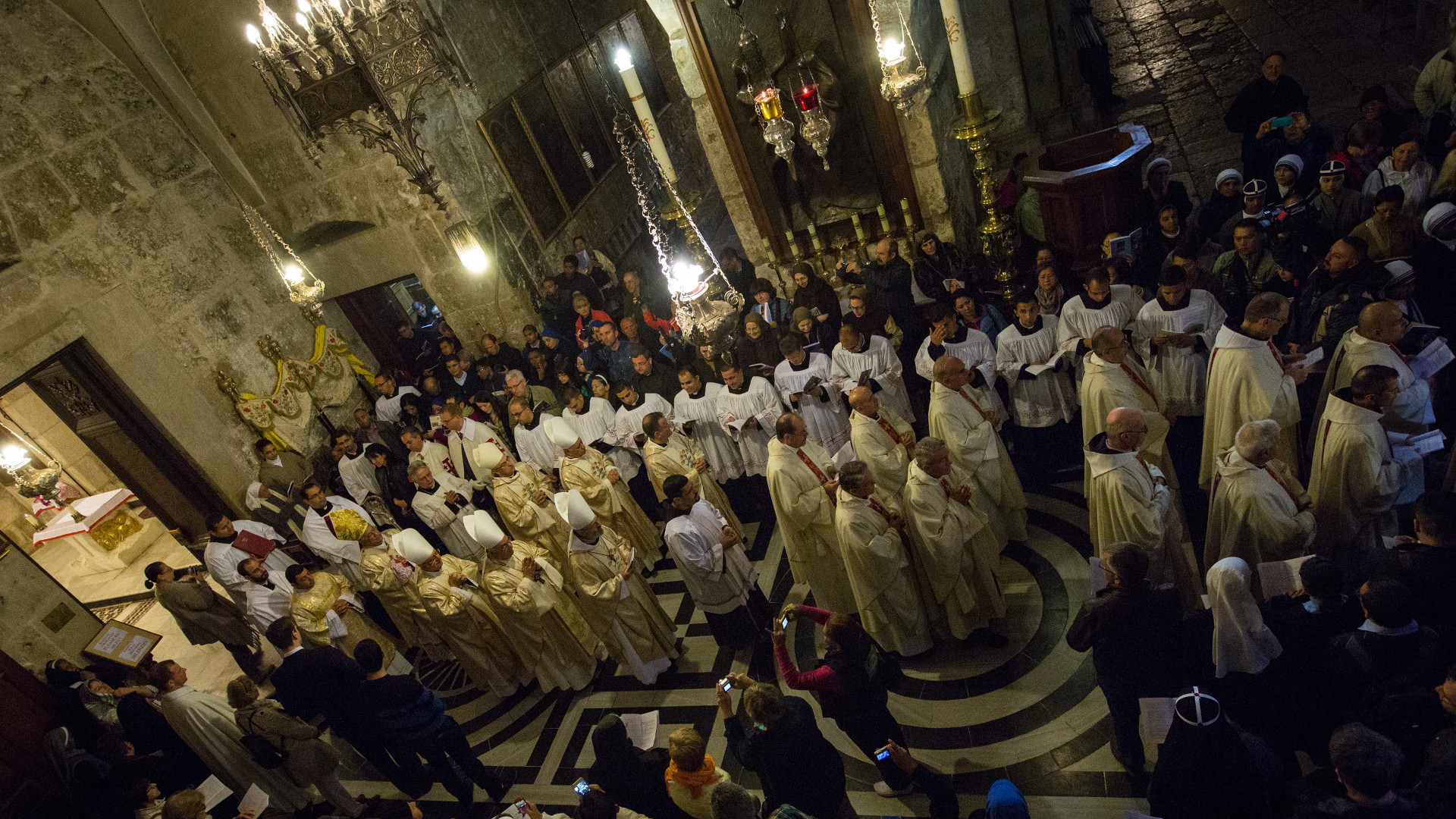 Gottesdienst in der Grabeskirche in Jerusalem. | Andrea Krogmann