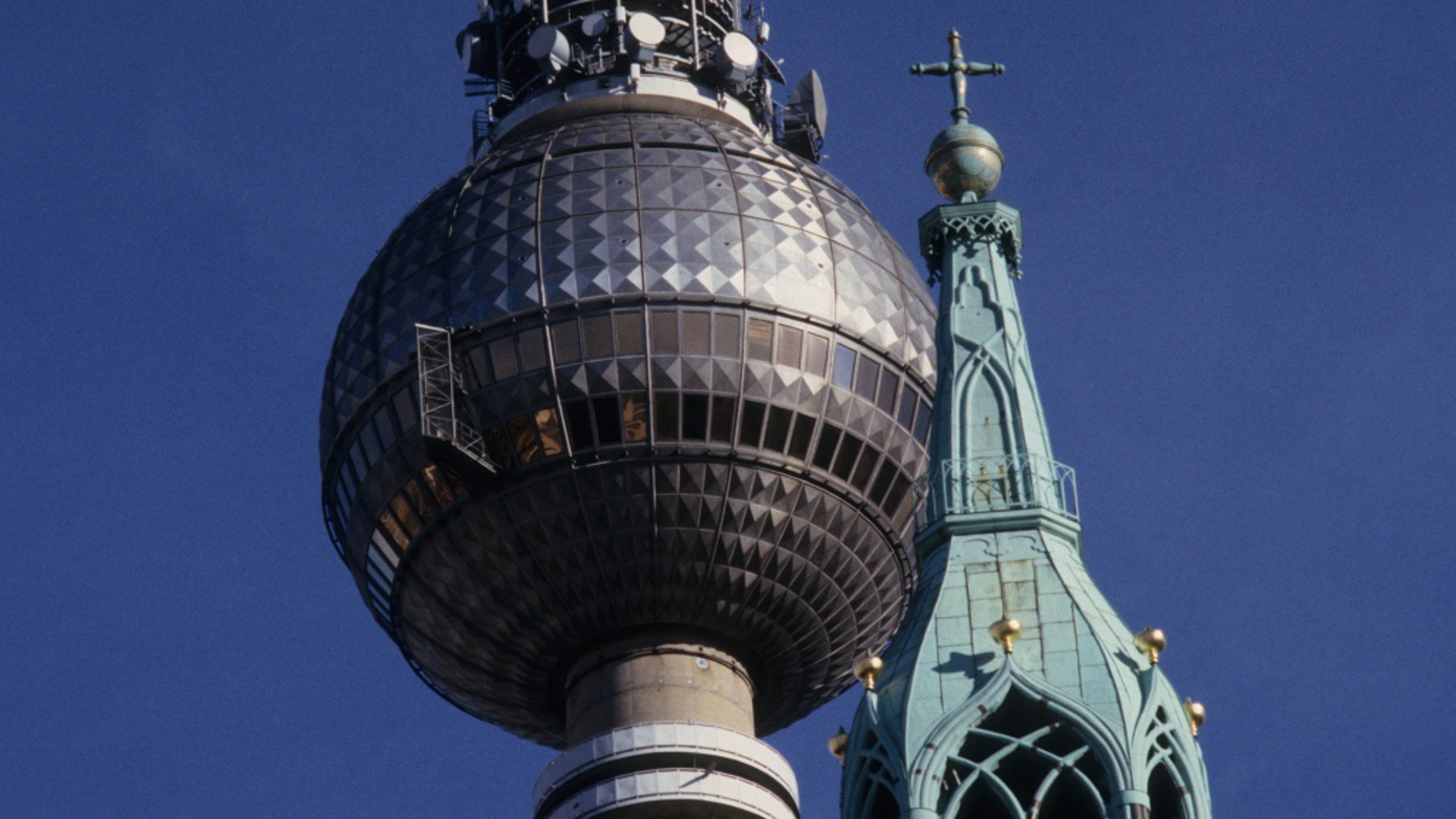 Berliner Fernsehturm, im Hintergrund die Marienkirche