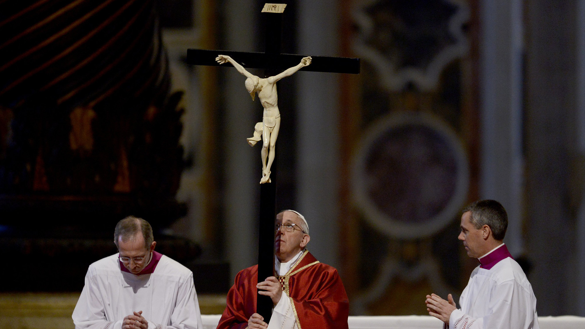 Papst Franziskus hält das Kreuz bei der Karfreitagsliturgie am 3. April 2015 im Petersdom in Rom.