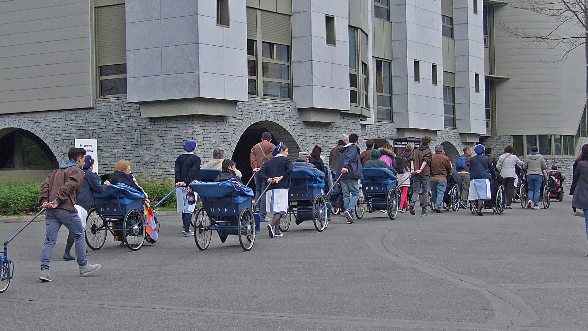 Kranke und Begleiter an der Schweizer Landeswallfahrt in Lourdes.