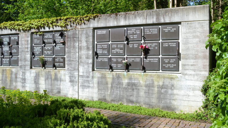 Urnen auf dem Friedhof Zürich Witikon. | Sylvia Stam