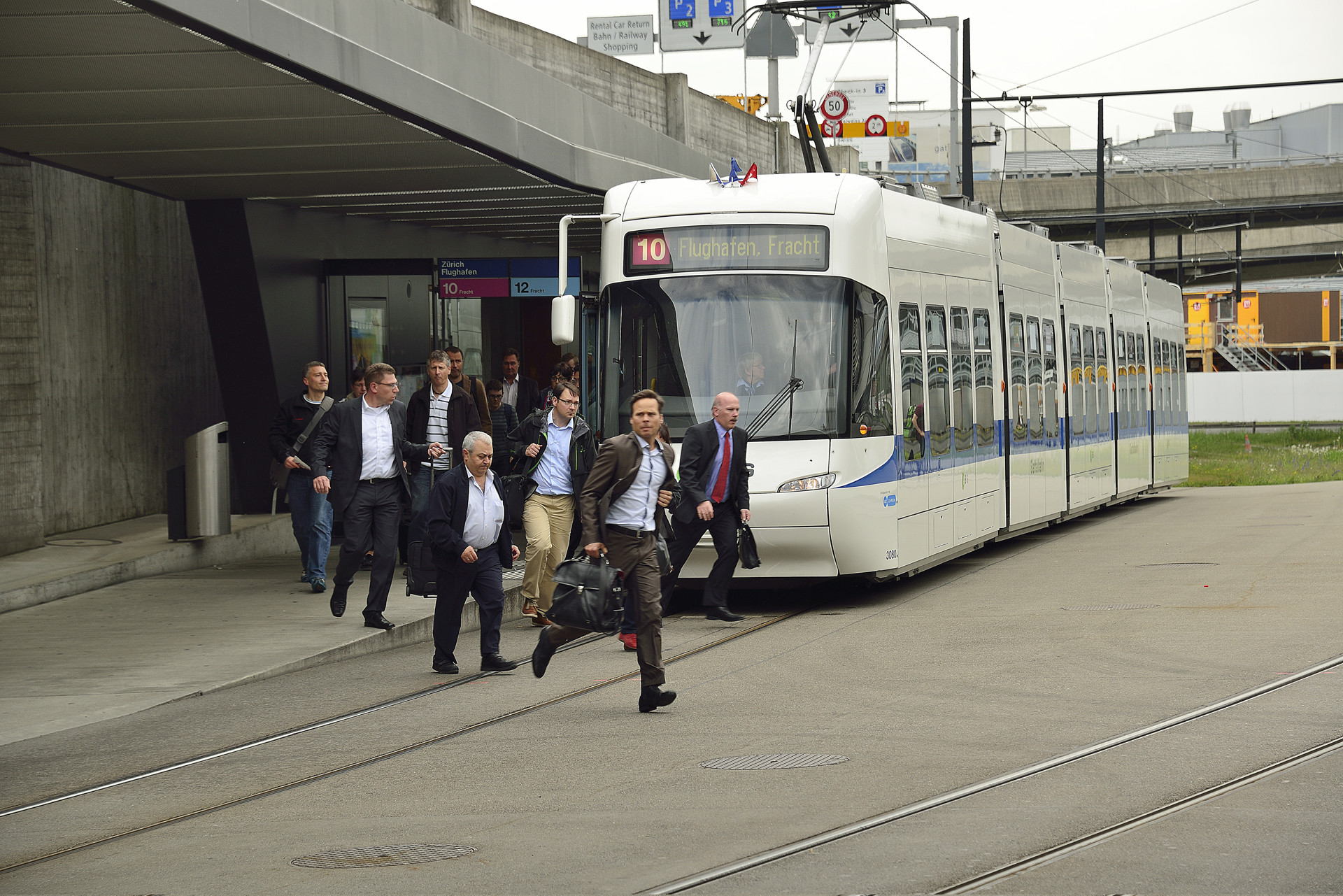 Pendler beim Flughafen Zürich-Kloten