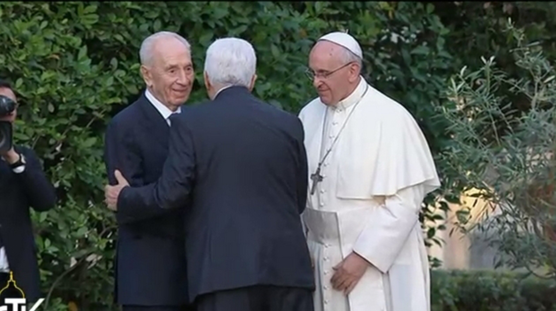 Der israelische Präsident Peres (links) und Palästinenserpräsident Abbas mit Papst Franziskus in den vatikanischen Gärten  im Jahr 2014