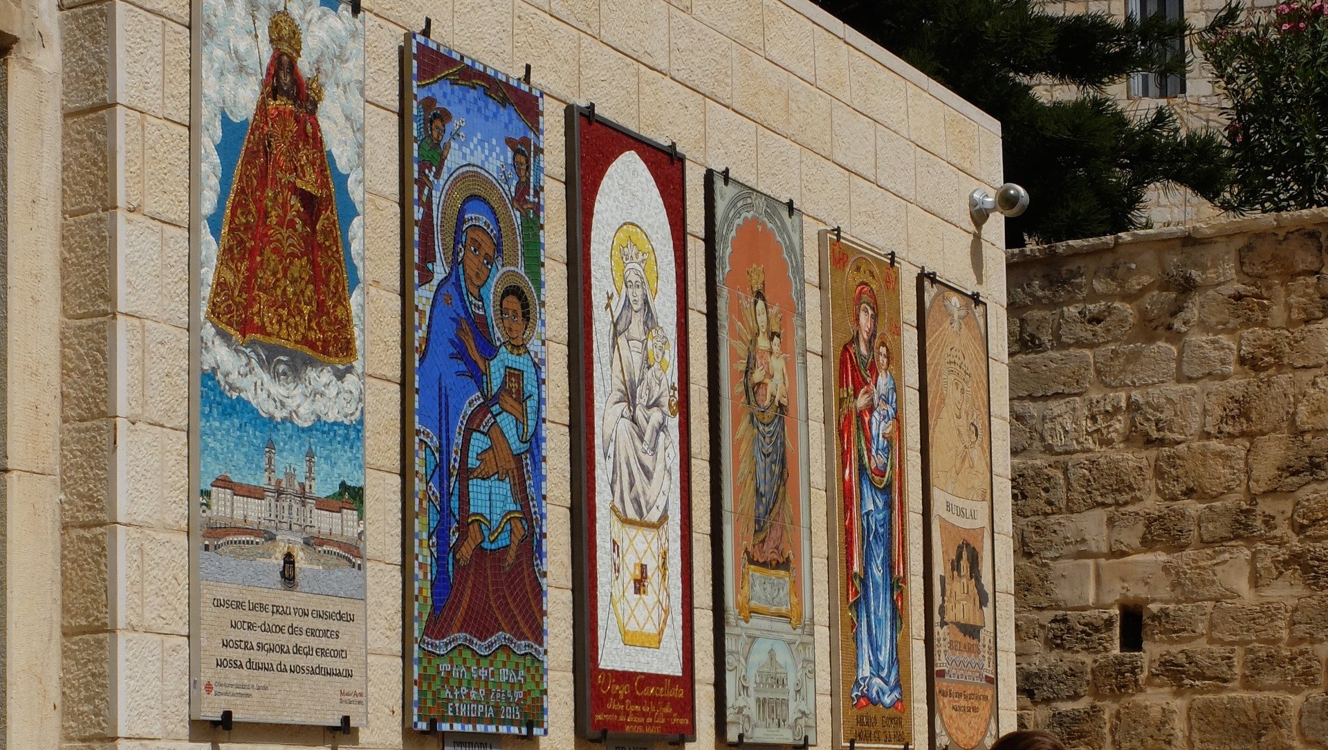 Mosaik der Madonna von Einsiedeln (links) in der Wandelhalle der Verkündigungsbasilika in Nazareth