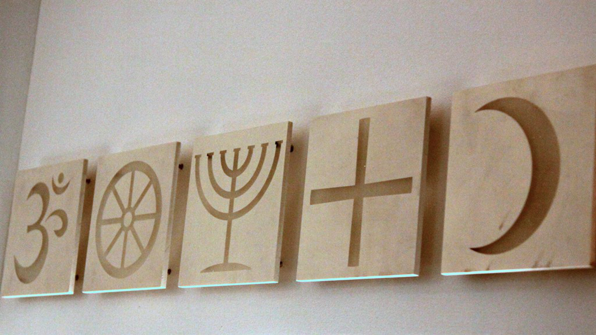 Symbole verschiedener Religionen (Bahnhofkirche Zürich).