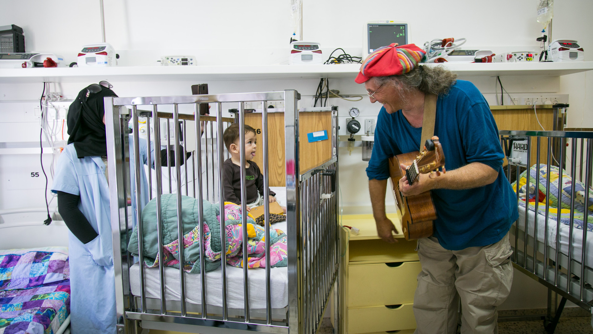 Der Bündner Linard Bardill singt für die kleinen Patienten im Caritas Baby Hospital in Bethlehem.