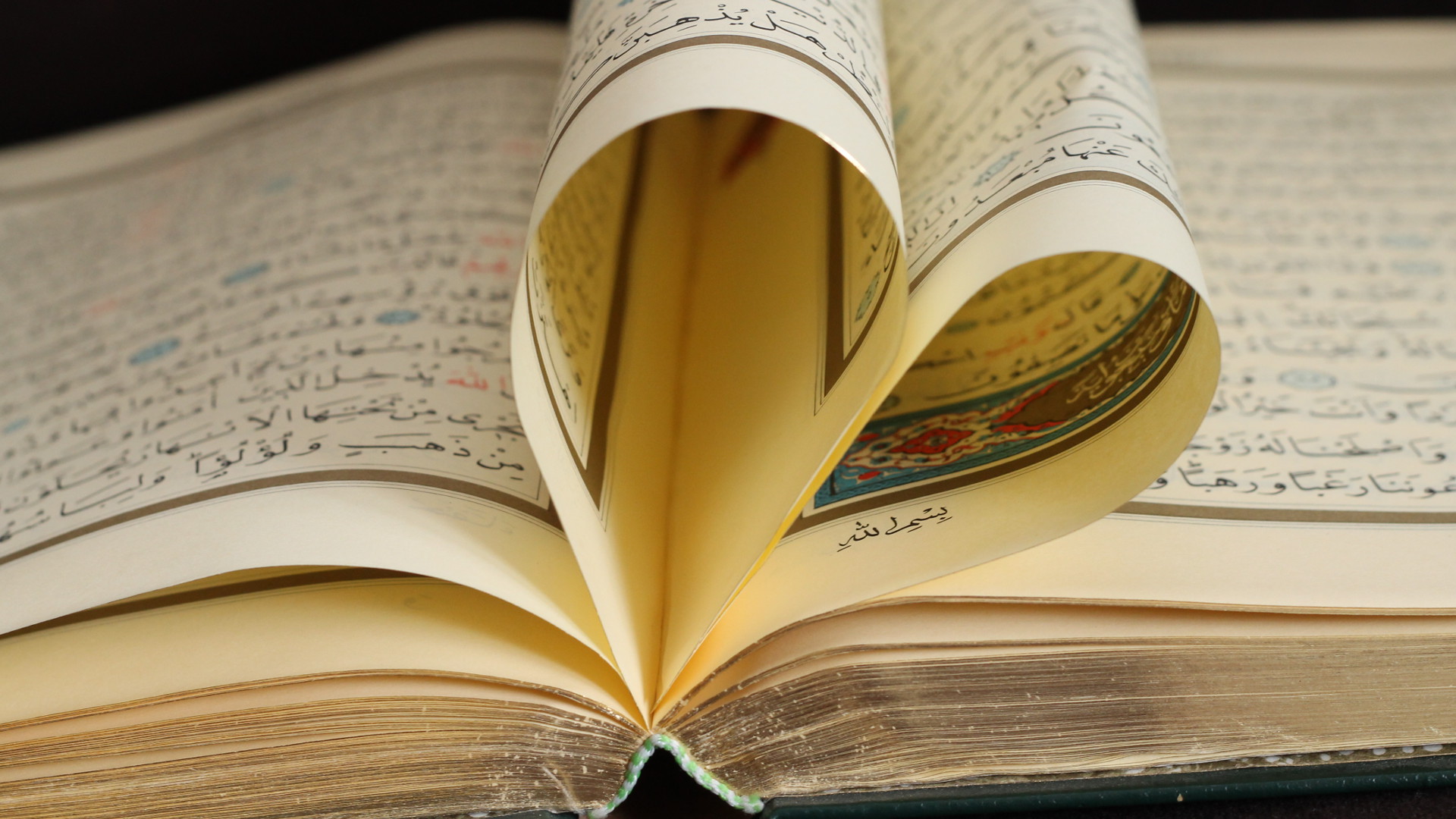 Der Vater lehrt die Kinder arabisch zu lesen und zu schreiben.